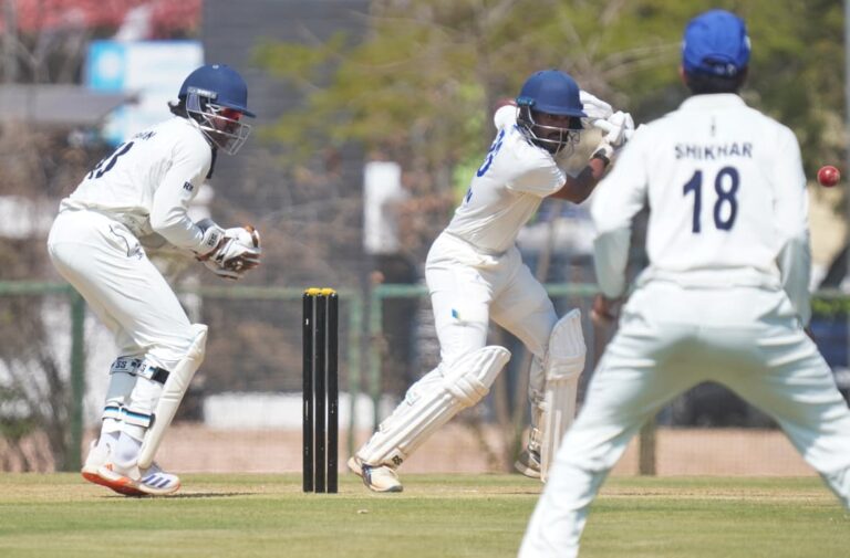 വരുൺ നായനാർക്ക് തുടർച്ചയായ മൂന്നാം മത്സരത്തിലും സെഞ്ച്വറി